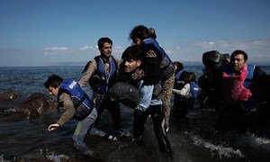 Des demandeurs d'asile originaires de Syrie, y compris des enfants, arrivent sur les rives de l'île de Lesbos, dans le nord de la Mer Egée, en Grèce.