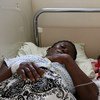 Una mujer es atendida junto a su bebé en un centro sanitario de Puerto Príncipe, apoyado por el Fondo de Población de la ONU. Foto: Radio ONU/Stephanie Coutrix