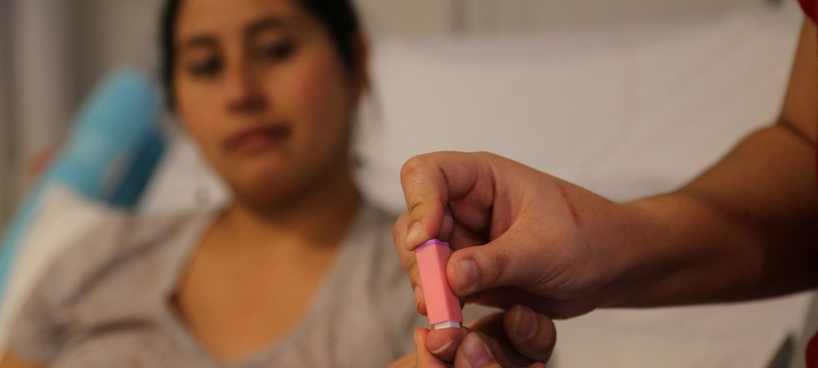 通过血糖测试检查妊娠糖尿病。世卫组织图片/Sebastián Oliel