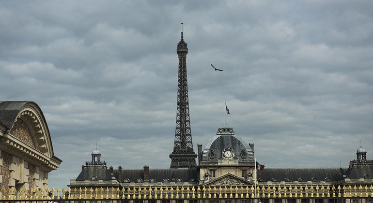 París es una de las ciudades en alerta por la ola de calor en Francia. Foto: ONU/Mark Garten