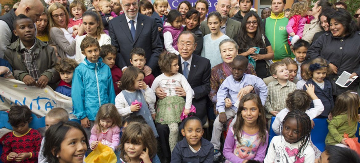 الأمين العام بان كي مون، والسيدة بان في لقاء مع أسر اللاجئين في مركز تندا دي أبرامو في روما. المصدر: الأمم المتحدة / ريك باجورناس