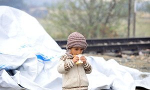 Un enfant à côté d'un abri de fortune près de la ville de Gevgelija, dans l'ex-République yougoslave de Macédoine, à la frontière avec la Grèce, en septembre 2015. Photo UNICEF/NYHQ2015-2191/Georgiev