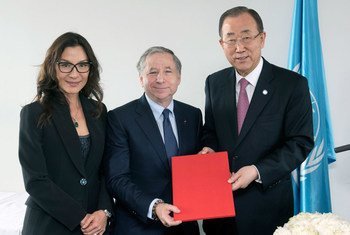 Le Secrétaire général Ban Ki-moon avec Jean Todt (au centre), nommé Envoyé spécial pour la sécurité routière, et son épouse Michelle Yeoh. Photo ONU/Mark Garten, 29 avril 2015