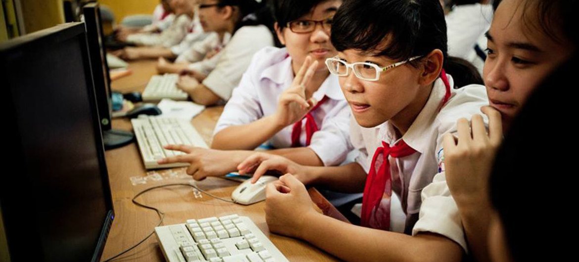 Des enfants utilisant l'Internet au Viet Nam. Photo ONU Viet Nam/Aidan Dockery