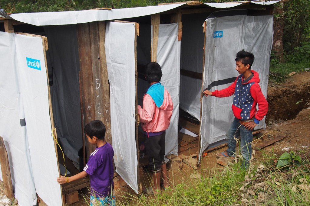 缅甸儿童在使用在儿基会帮助下搭建的厕所。