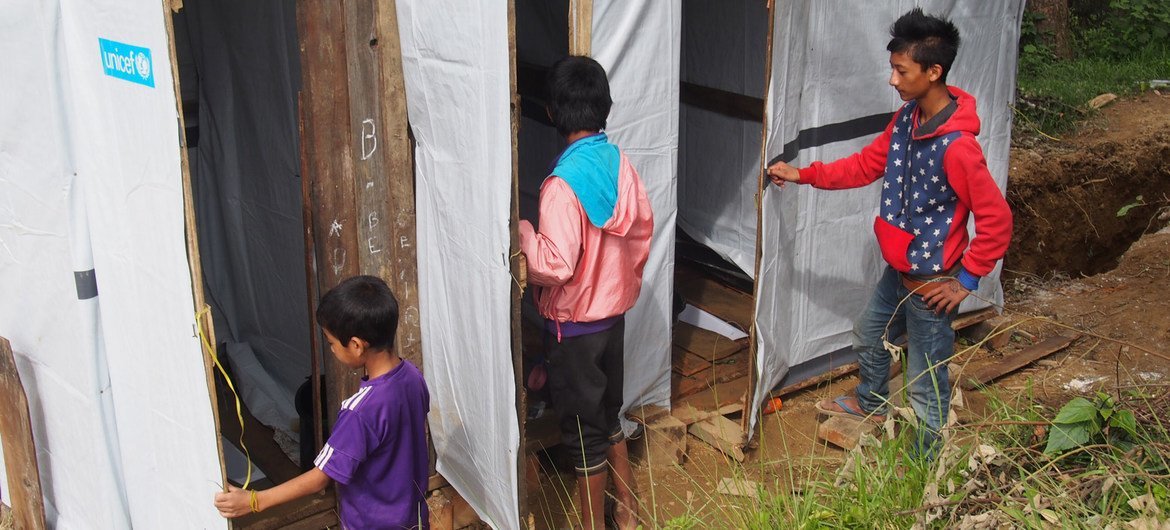 缅甸儿童在使用在儿基会帮助下搭建的厕所。
