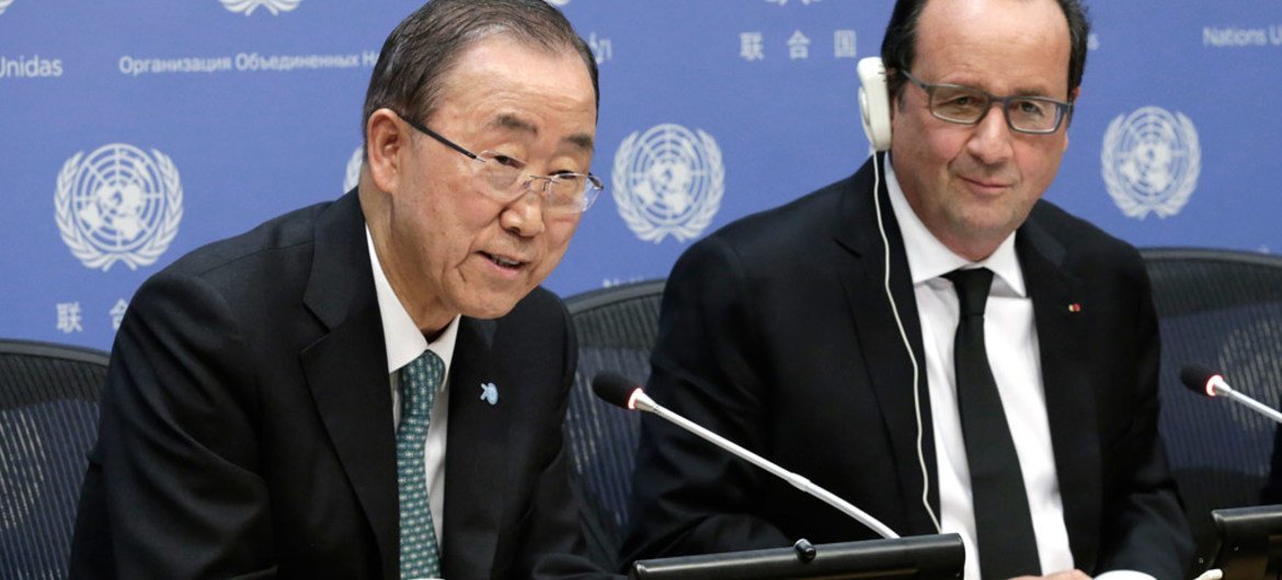 Le Secrétaire général Ban Ki-moon (à g.) et François Hollande, Président de la France. Photo ONU/Evan Schneider (archives)