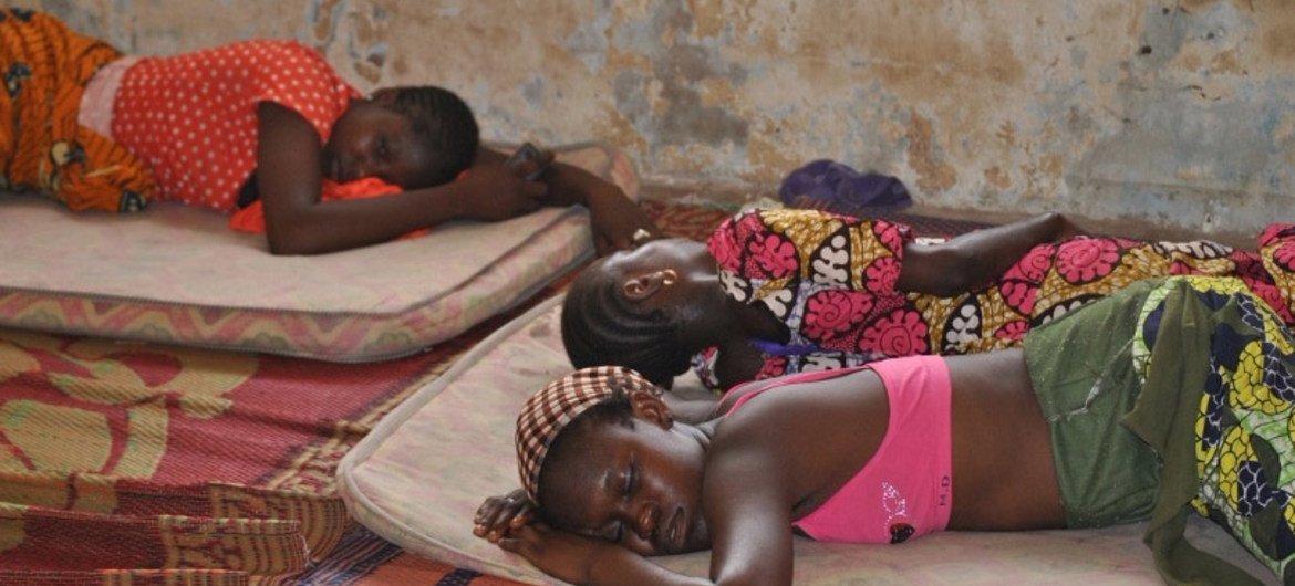 Des jeunes filles déplacées à cause de la violence dorment sur le sol d'une maison louée à Yola, au Nigéria.