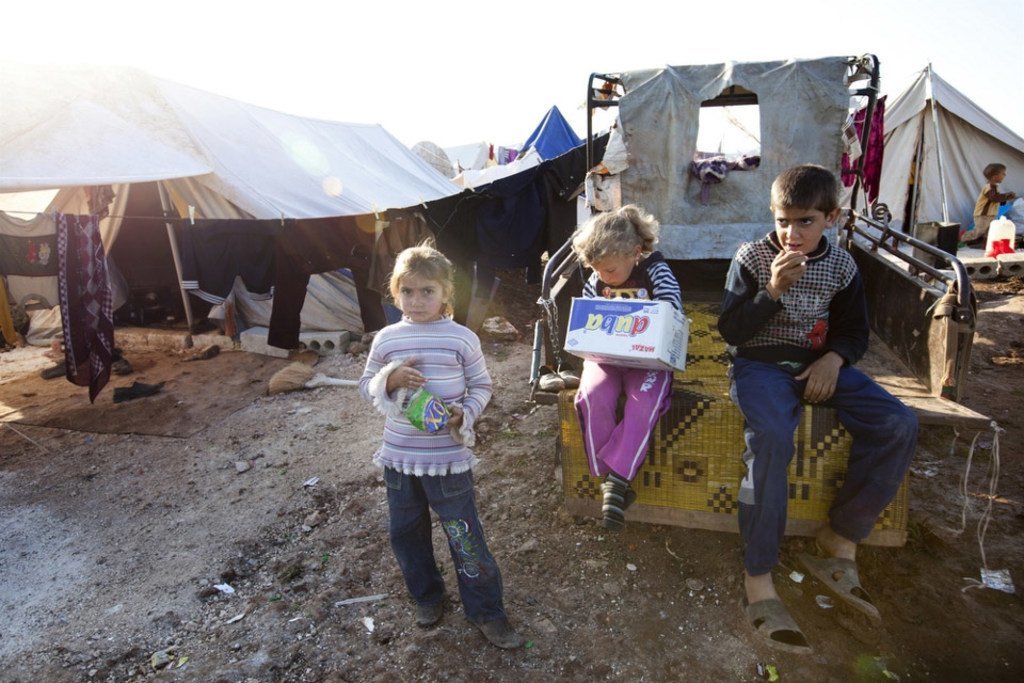 在叙利亚北部居住在临时帐篷里的叙利亚儿童  图片：Jodi Hilton/IRIN