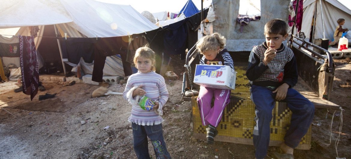 在叙利亚北部居住在临时帐篷里的叙利亚儿童  图片：Jodi Hilton/IRIN