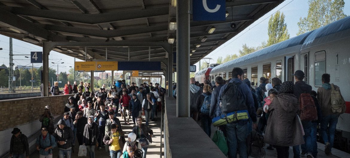 难民和移徙者乘坐列车抵达德国   儿基会图片／Ashley Gilbertson VII