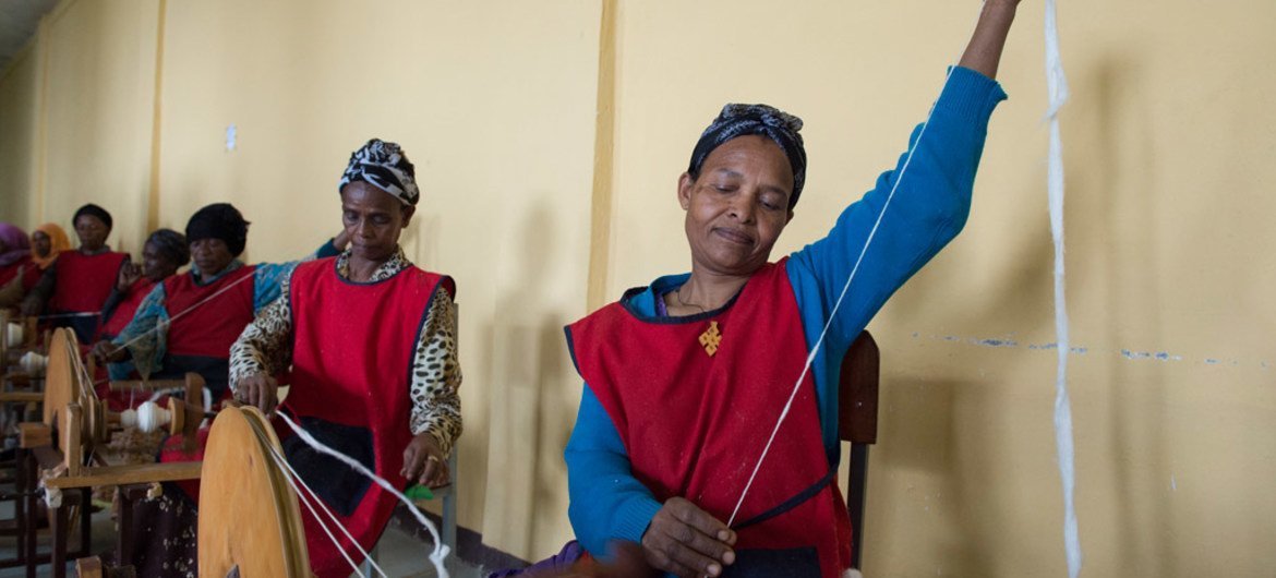 A Addis-Abeba, en Ethiopie, des femmes apprennent un métier. Photo ONU/Eskinder Debebe