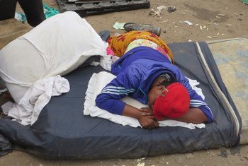 Des résidents d'un bidonville à Lagos, au Nigéria, dorment dans la rue après avoir été expulsés en septembre 2015.