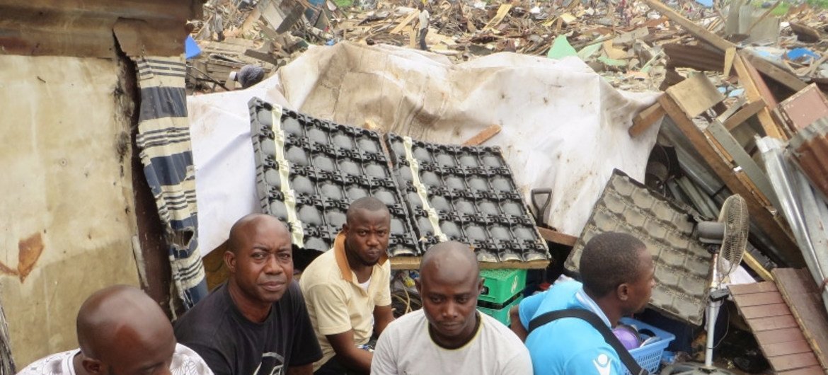 في لاغوس نيجيريا سكان "البادية الشرقية، ، وسط أنقاض منازلهم المهدمة. (أكتوبر 2015) المصدر: سام أولوكيا / إيرين