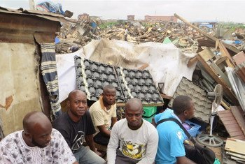 Des personnes devant les ruines de leurs maisons démolies dans le quartier de Badia, à Lagos, en octobre 2015.