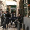 القوات الإسرائيلية وجهاز الكشف عن المعادن الذي وضع حديثا على زاوية شارع الواد في البلدة القديمة بالقدس. المصدر: ميا غوارنييري / إيرين