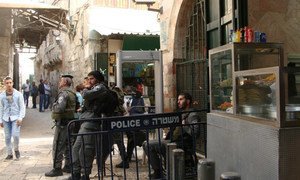 Des forces israéliennes et un détecteur de métaux installé à l'angle de la rue Al Wad, dans la vieille ville de Jérusalem. (archives)