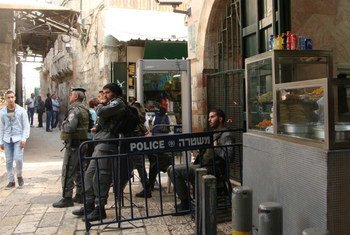 من الأرشيف: القوات الإسرائيلية وجهاز الكشف عن المعادن الذي وضع حديثا على زاوية شارع الواد في البلدة القديمة بالقدس.