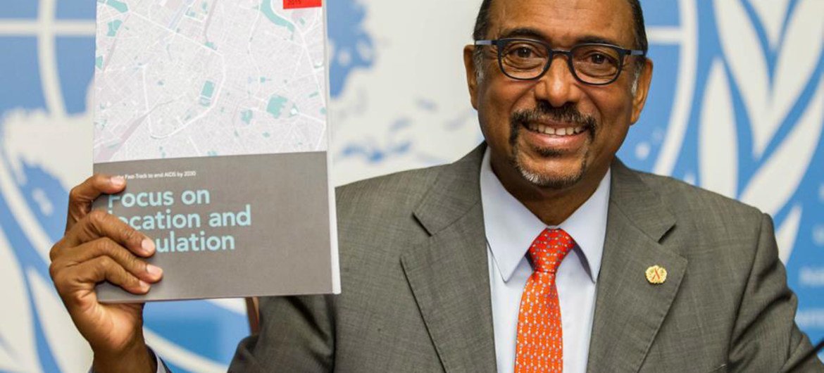 Executive Director of UNAIDS, Michel Sidibé, displays a copy of a new UN report, <em>‘Focus on location and population: on the Fast-Track to end AIDS by 2030,’</em> launched ahead of World AIDS Day.