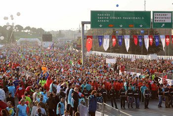 Plus de 100.000 personnes ont particpé au Marathon international d'Istanbul 2015, le 15 novembre, avec le slogan “Dites non aux violences à l'égard des femmes”.