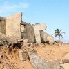 La montée des océans, causée par les changements climatiques, entraîne une érosion du littoral au Togo.