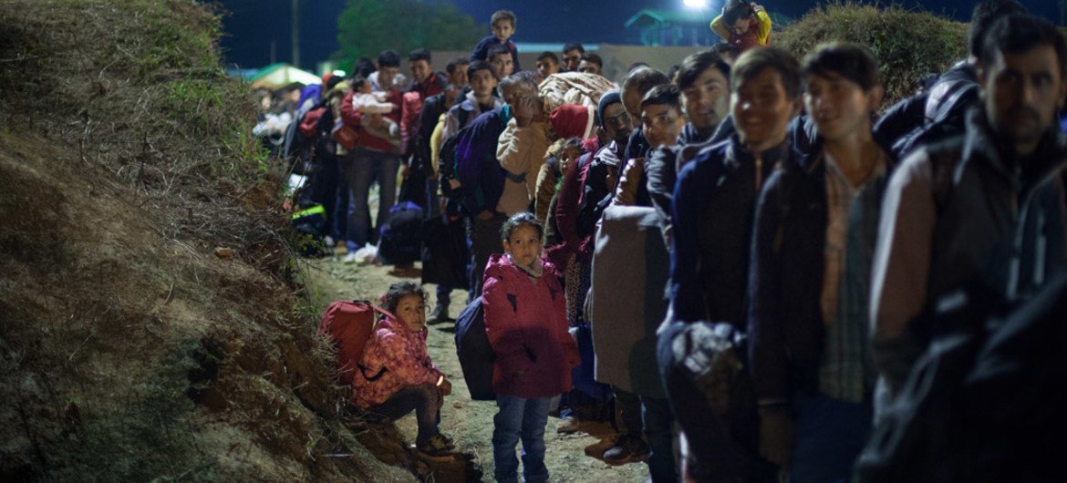 2015年11月的一个夜晚，来自阿富汗、伊拉克和叙利亚的难民和移民正在克罗地亚和塞尔维亚边境排队等候登记。儿基会图片/Ashley Gilbertson VII