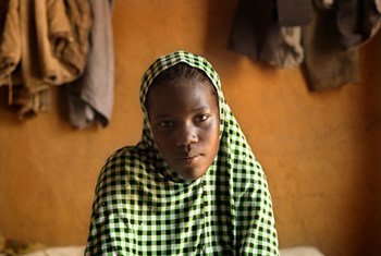 تزوجت نفيسة، من النيجر عندما كان عمرها 16 عاما لمدة 10 أشهر، وحملت بعد ثلاث شهور من الزواج. وولد الطفل ميتا قبل 15 يوما. المصدر: اليونيسف / فان دير فيلدين
