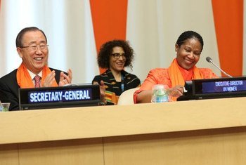 Le Secrétaire général Ban Ki-moon (à gauche) et la Directrice exécutive d'ONU-Femmes, Phumzile Mlambo-Ngcuka, lors de la célébration de la Journée internationale pour l'élimination de la violence à l'égard des femmes. Photo ONU-Femmes