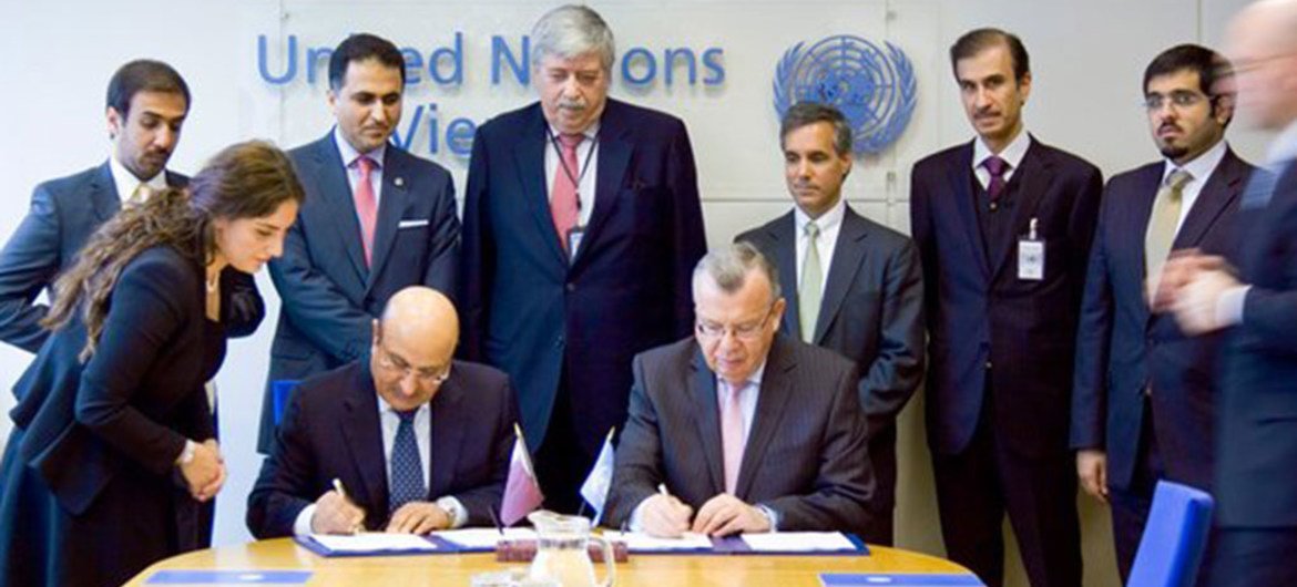 El director ejecutivo de la UNODC, Yuri Fedotov, y el asesor legal del primer ministro de Qatar, Abdullah Yousuf Al-Mal, firman el acuerdo en Viena. Foto: UNODC