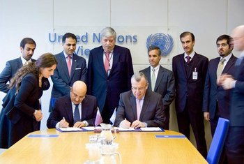 El director ejecutivo de la UNODC, Yuri Fedotov, y el asesor legal del primer ministro de Qatar, Abdullah Yousuf Al-Mal, firman el acuerdo en Viena. Foto: UNODC