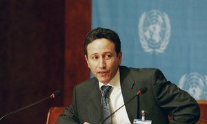 Robert Glasser, Secretary-General of CARE International during a press conference at the Palais des Nations, Geneva (December 2007).