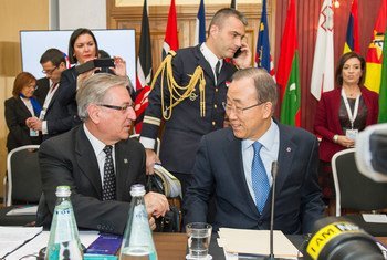 Le Secrétaire général Ban Ki-moon (à droite) discute avec le Commissaire européen pour l'environnement, les affaires maritimes et la pêche, Karmenu Vella, lors d'un Sommet du Commonwealth à Malte. Photo ONU/Rick Bajornas
