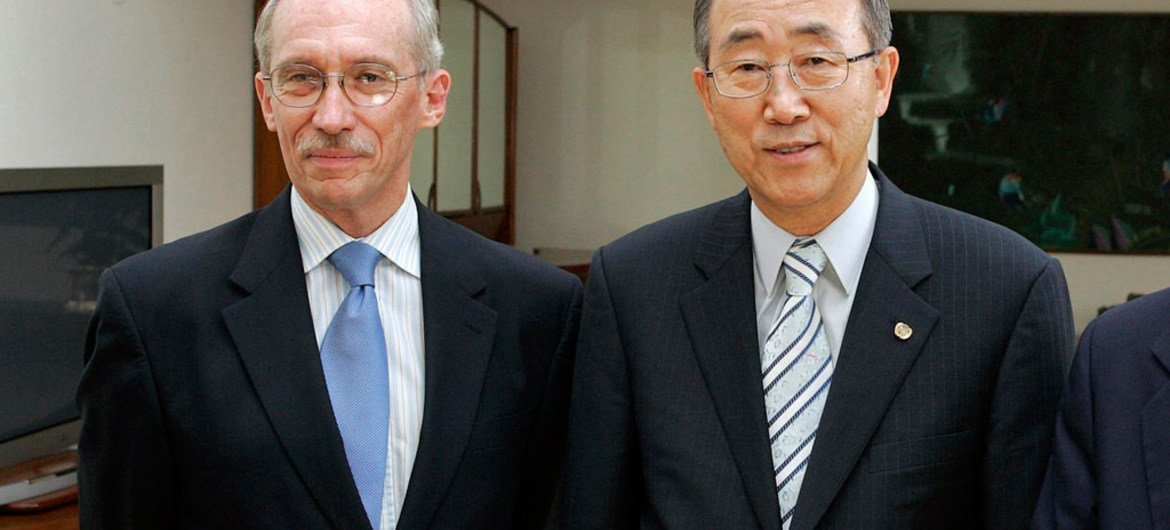 Secretary-General Ban Ki-moon (right) and his newly-appointed Chef de Cabinet, Edmond Mulet (file photo).