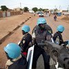 Des policiers sénégalais servant au sein de la MINUSMA au Mali patrouillent dans les rues de Gao. Photo ONU/Marco Dormino