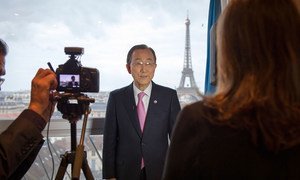 Le Secrétaire général de l'ONU, Ban Ki-moon, donne un entretien au Centre d'actualités de l'ONU avant le Sommet sur le climat COP21 à Paris. Photo ONU/Rick Bajornas