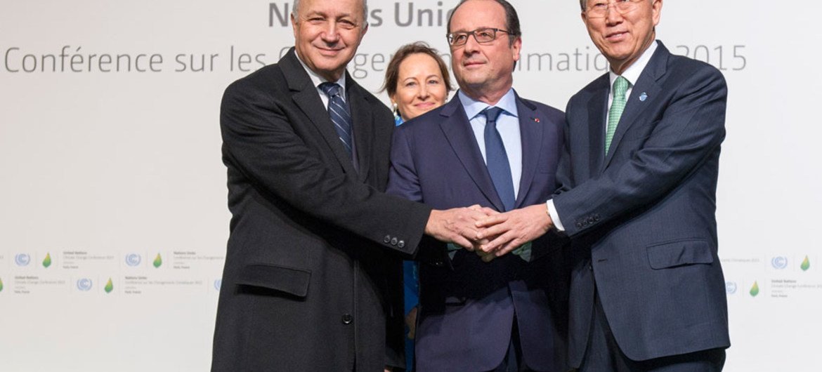 Le Secrétaire général de l'ONU, Ban Ki-moon (à droite),avec le Président français, François Hollande, et le Ministre français des affaires étrangères, Laurent Fabius,à la COP21 à Paris, le 30 novembre 2015. Photo ONU/Rick Bajornas