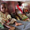 Un enfant tient dans ses main un paquet alimentaire thérapeutique prêt à l'emploi dans un centre de malnutrition de l'hôpital pédiatrique de Bangui, en République centrafricaine.