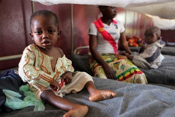 Un niño con problemas de desnutrición es atendido en un hospital pediátrico en Bangui, la capital de la República Centroafricano. Foto: UNICEF/Pierre Terdjman