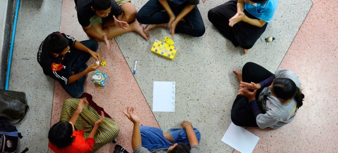 مراهقون في شيانغ ماي، تايلاند، يتلقون معلومات عن فيروس نقص المناعة البشرية / الإيدز. المصدر: اليونيسف/ تايلاند