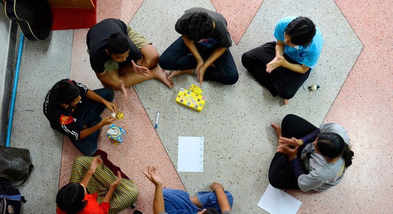 Adolescentes en Chiang Mai, Tailandia, reciben lecciones sobre el VIH / SIDA. Foto: UNICEF / Tailandia