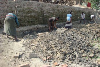 A Mymensingh, au Bangladesh, des habitants construisent des murs pour améliorer la résilience de leur communauté aux inondations. Photo CARE Bangladesh/Asafuzzaman