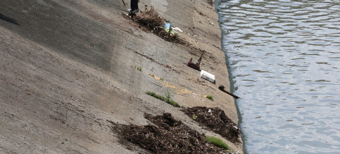 菲律宾一位城市工作者清扫沿河道路。世界银行图片/Dominic Chavez