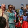 Le Pape François (à gauche) et la Présidente centrafricaine Catherine Samba Panza à Bangui. Photo ONU/Nektarios Markogiannis