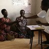 سيدتان متعايشتان مع فيروس نقص المناعة البشرية يتلقين العلاج في أوغندا