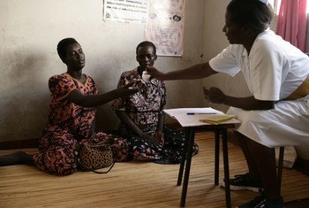 Dos portadoras del VIH en Uganda reciben medicamentos antirretrovirales. Foto: UNICEF/Shehzad Noorani