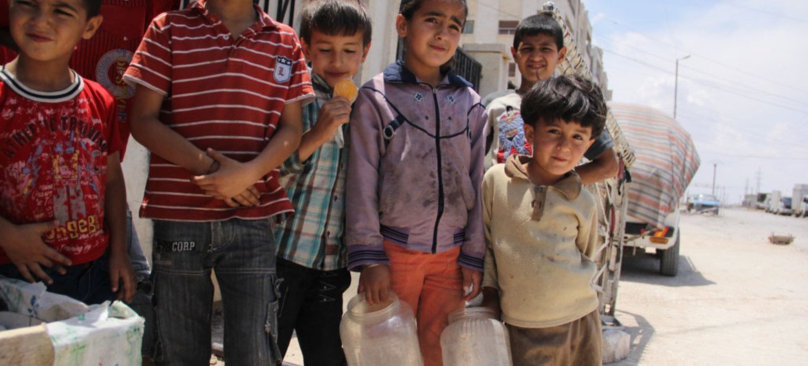 Дети несут канистры с водой в Алеппо. Фото ЮНИСЕФ