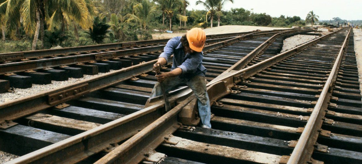 Un cheminot répare des rails sur une ligne de chemin de fer au Mexique.