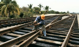 Un cheminot répare des rails sur une ligne de chemin de fer au Mexique.
