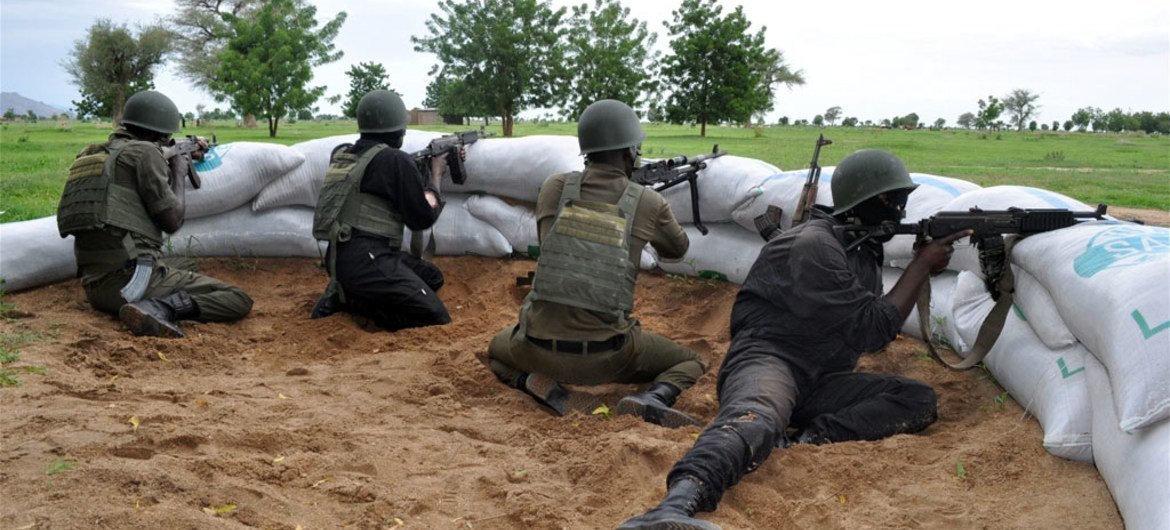 Des militaires camerounais dans un poste d'observation de militants de Boko Haram dans la communauté de Kolofata, dans l'extrême nord du pays près de la frontière nigériane.