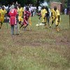 ممارسة لعبة كرة القدم في منطقة كايونغا في أوغندا. المصدر: اليونيسف / ريبيكا فاسي